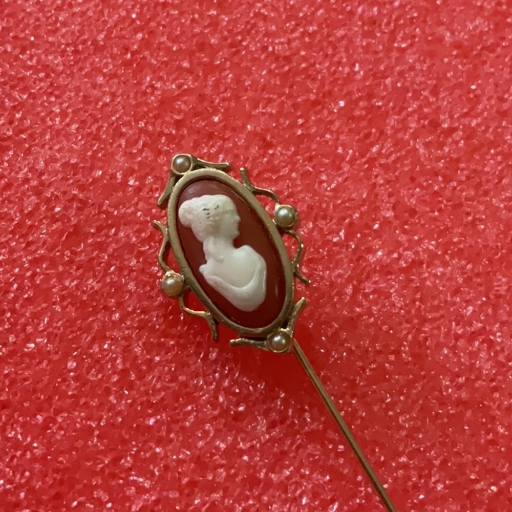Elegant Gold and White Cameo stick pin